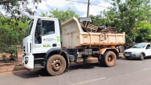 Materiais inservíveis foram retirados no bairro Santa Cecília (Foto: Divulgação)