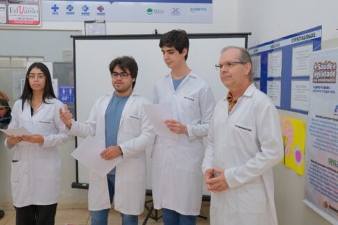 Universitários da FACISB com o professor Hudson durante a atividade (Foto: Divulgação)