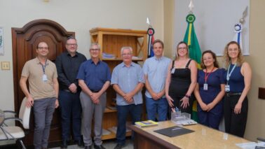 Prefeito Mi e com representantes da FACISB e do setor de saúde do município