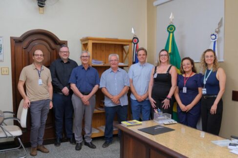 Prefeito Mi e com representantes da FACISB e do setor de saúde do município