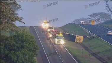 Ônibus com 38 pessoas tomba em trecho de pista dupla da Faria Lima (Foto: O Diário de Barretos)