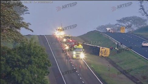 Ônibus com 38 pessoas tomba em trecho de pista dupla da Faria Lima (Foto: O Diário de Barretos)