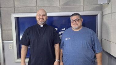 Padre Israel e o coordenador Ricardo durante visita a GMB