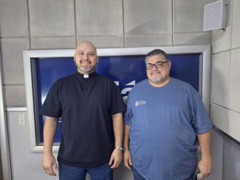 Padre Israel e o coordenador Ricardo durante visita a GMB