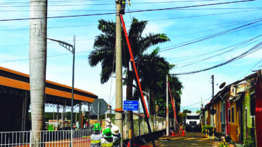 CPFL substitui postes antigos por concreto em rua de bairro