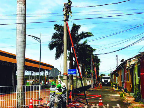 CPFL substitui postes antigos por concreto em rua de bairro