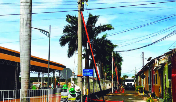 CPFL substitui postes antigos por concreto em rua de bairro