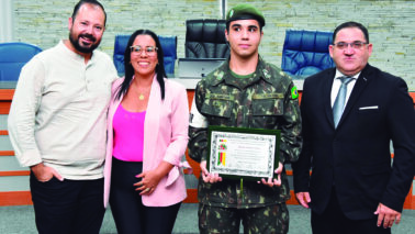 RECONHECIMENTO: Atirador Dos Santos com vereadores Itamar, Danúbia e Juninho (Foto: Divulgação)