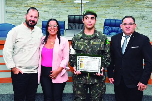 RECONHECIMENTO: Atirador Dos Santos com vereadores Itamar, Danúbia e Juninho (Foto: Divulgação)