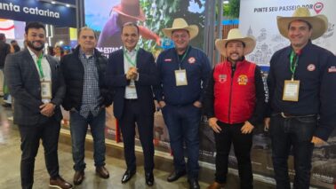 Comitiva barretense com o secretário paulista Roberto de Lucena, no evento em Gramado (Foto: Divulgação)