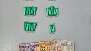 Mulher é detida pela PM por tráfico de entorpecente no Luís Spina (Foto: O Diário de Barretos)