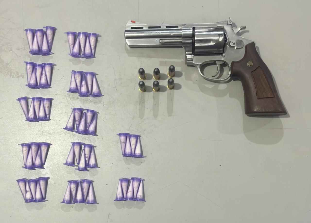 Polícia Militar prende jovem por tráfico e porte ilegal de arma de fogo