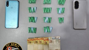 Suspeita é detida pela PM por venda de cocaína no Dom Bosco (Foto: O Diário de Barretos) Suspeita é detida pela PM por venda de cocaína no Dom Bosco (Foto: O Diário de Barretos)