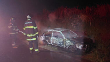 Bombeiros apagam incêndio em veículo na vicinal Nadir Kenan (Foto: O Diário de Bombeiros)
