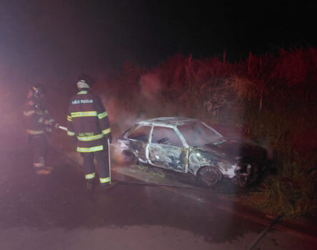 Bombeiros apagam incêndio em veículo na vicinal Nadir Kenan (Foto: O Diário de Bombeiros)