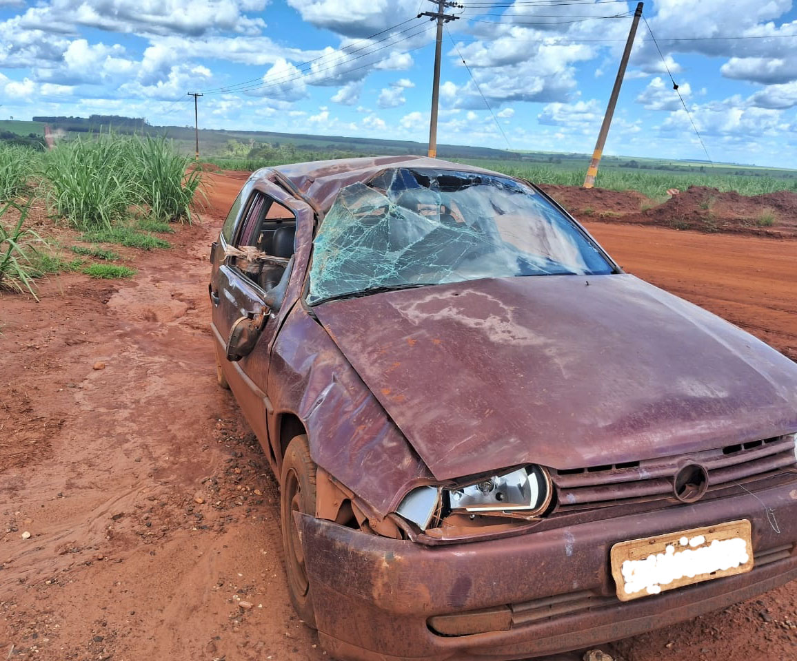 Capotamento deixa dois feridos na área rural de Colômbia