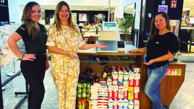 SOLIDARIEDADE: Roselaine e Melina em mais uma entrega da campanha Fundo Social recebe alimentos arrecadados em campanha de Natal