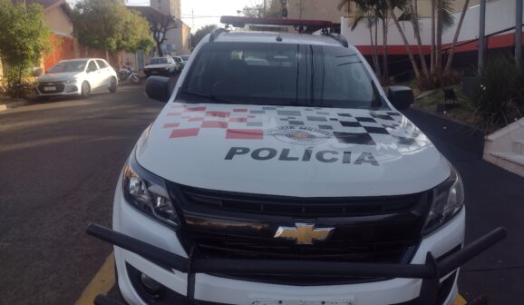 Uma vítima de 21 anos compareceu ao Plantão Policial relatando que, na quinta-feira (29), transitava com sua motocicleta Honda/CG 160 FAN, cor vermelha, placa GGO-0C53