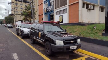 Uma mulher de 62 anos compareceu à delegacia relatando que, durante viagem de ônibus com destino à cidade de Barretos