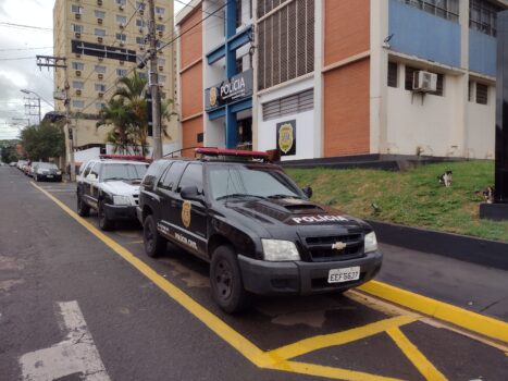 Uma mulher de 62 anos compareceu à delegacia relatando que, durante viagem de ônibus com destino à cidade de Barretos
