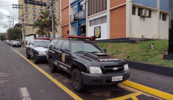 Uma mulher de 62 anos compareceu à delegacia relatando que, durante viagem de ônibus com destino à cidade de Barretos