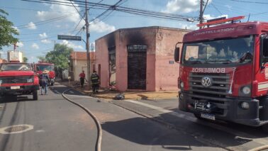 Incêndio destrói prédio comercial na área central de Barretos (Foto: O Diário de Barretos) Incêndio destrói prédio comercial na área central de Barretos (Foto: O Diário de Barretos)