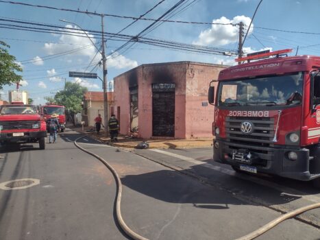 Incêndio destrói prédio comercial na área central de Barretos (Foto: O Diário de Barretos)