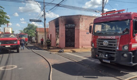 Incêndio destrói prédio comercial na área central de Barretos (Foto: O Diário de Barretos)