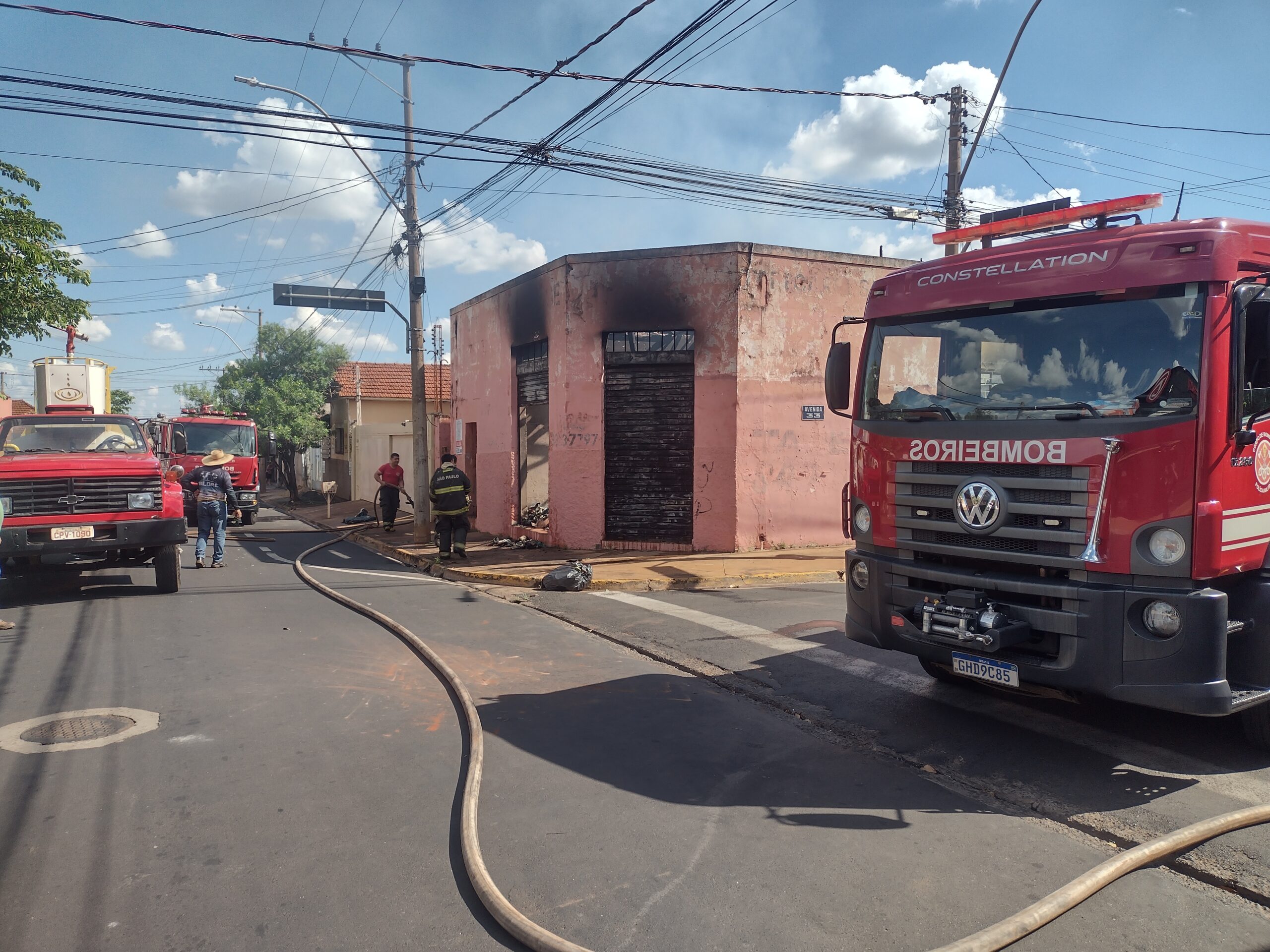 Incêndio destrói prédio comercial na área central de Barretos