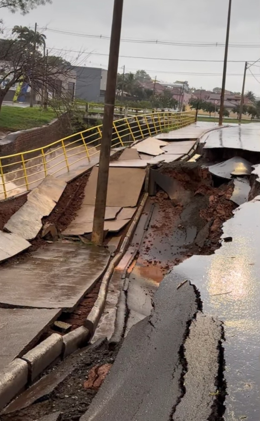 Temporal causa danos em lateral do córrego Barretos na avenida 7