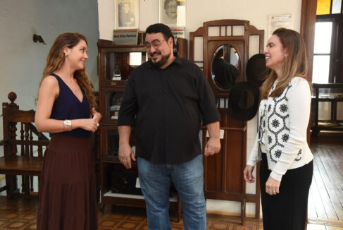 O Museu Ruy Menezes, antigo Paço Municipal de Barretos, recebe neste domingo (14), às 20h, a 2ª edição do projeto Sarau. Com o tema “Uma noite iluminada: Coral de Natal nas janelas”