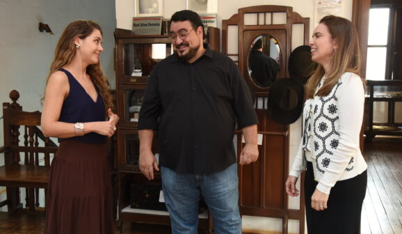 O Museu Ruy Menezes, antigo Paço Municipal de Barretos, recebe neste domingo (14), às 20h, a 2ª edição do projeto Sarau. Com o tema “Uma noite iluminada: Coral de Natal nas janelas”