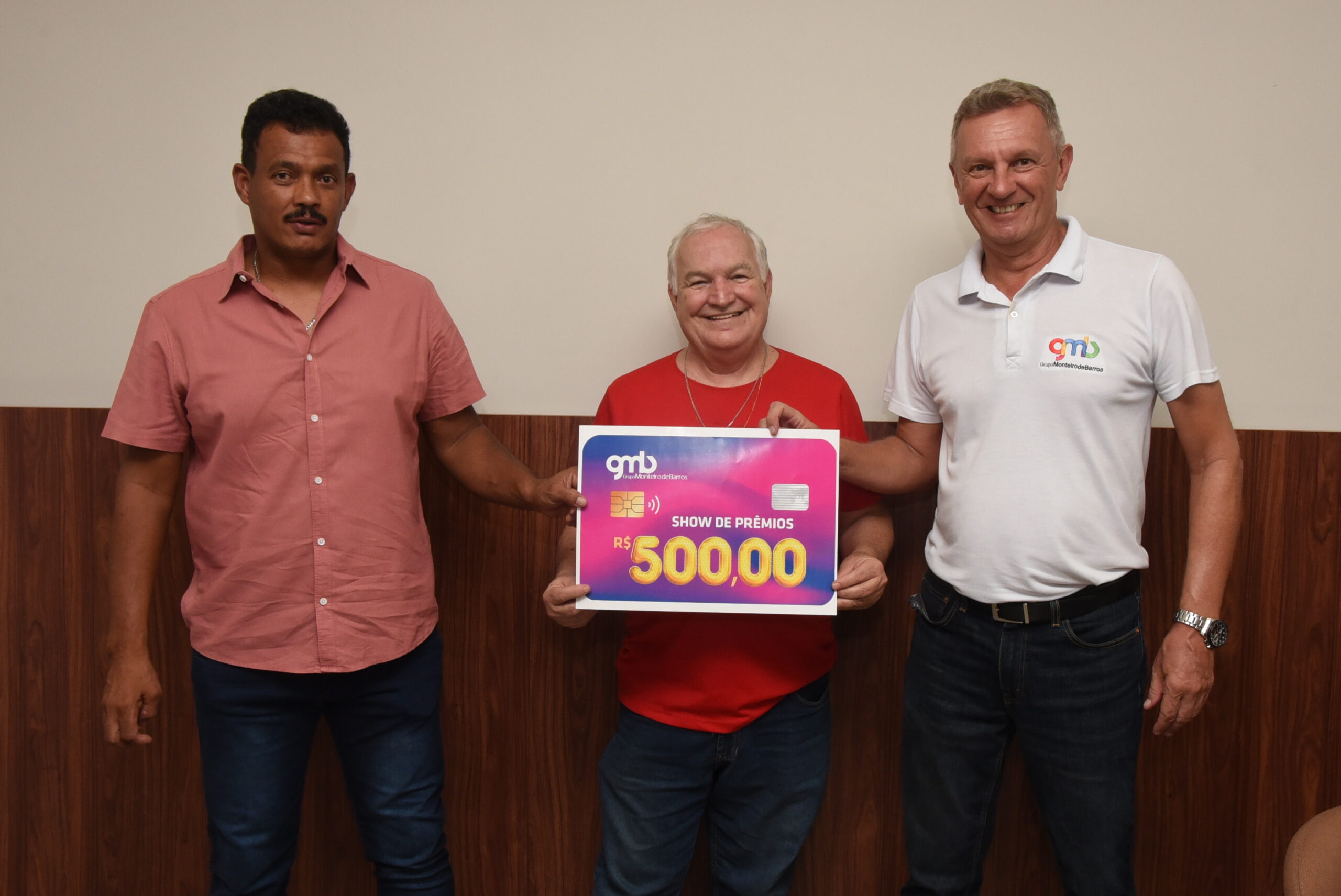 Funcionário de supermercado ganha prêmio da promoção final de ano premiado
