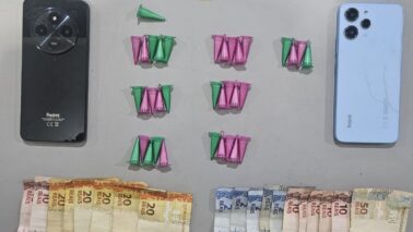 Suspeitos são detidos pela PM por venda de droga no bairro Dom Bosco (Foto: O Diário de Barretos)