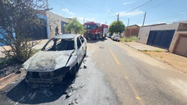 Incêndio destrói veículo no bairro Jardim dos Coqueiros (Foto: O Diário de Barretos)