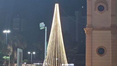 Barretos inicia programação de Natal e comércio passa a atender até as 22h