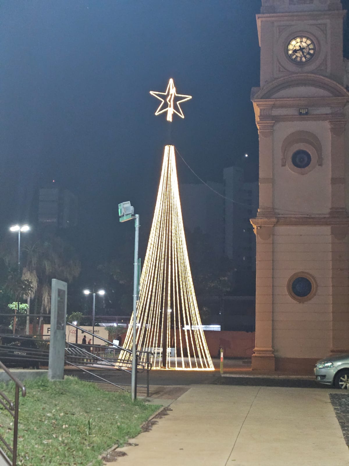 Barretos inicia programação de Natal e comércio passa a atender até as 22h