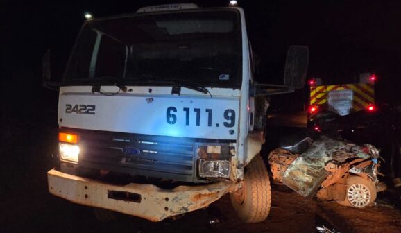 Colisão entre carro e caminhão provoca mortes em vicinal (Foto: O Diário de Barretos)