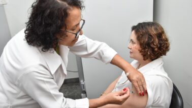 A Secretaria Municipal de Saúde iniciou ontem (9), a vacinação contra o Vírus Sincicial Respiratório (VSR), responsável por quadros de bronquiolite, especialmente em bebês.