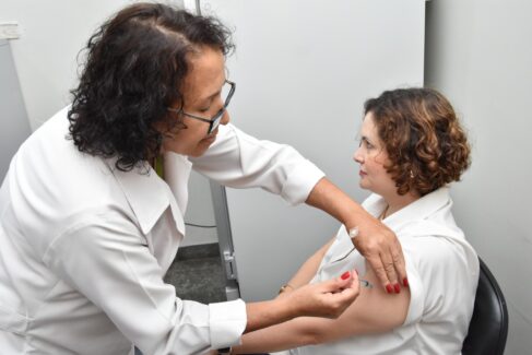 A Secretaria Municipal de Saúde iniciou ontem (9), a vacinação contra o Vírus Sincicial Respiratório (VSR), responsável por quadros de bronquiolite, especialmente em bebês.