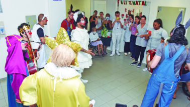Cortejo Natalino anima pacientes da Santa Casa