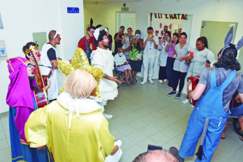 Cortejo Natalino anima pacientes da Santa Casa