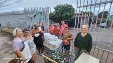 As famílias atendidas pela Paróquia Santo Antônio de Pádua recebem todas as segundas e terças-feiras marmitex que são confeccionados pelos voluntários das comunidades Santos Reis e Santa Ana e Santa Terezinha.
