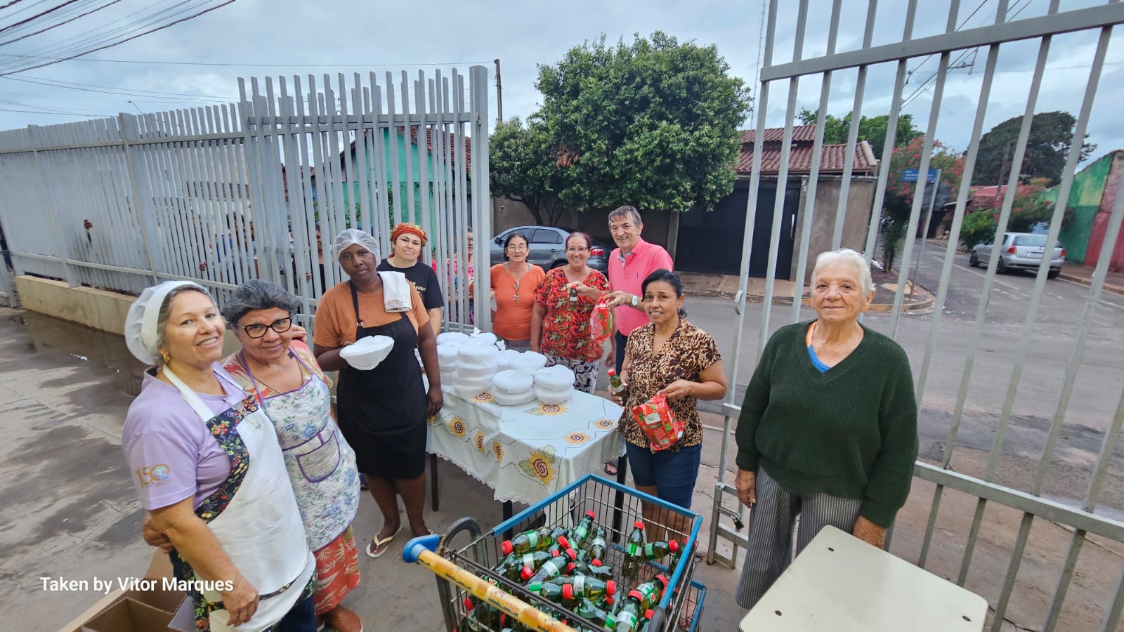 Comunidade católica entrega marmitas e panetones no Santana