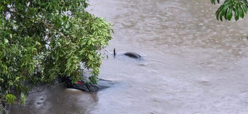 Carro com dois ocupantes cai dentro de córrego na Assis Chateaubriand (Foto: O Diário de Barretos)