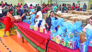 Entrega de cestas de Natal começa para famílias cadastradas