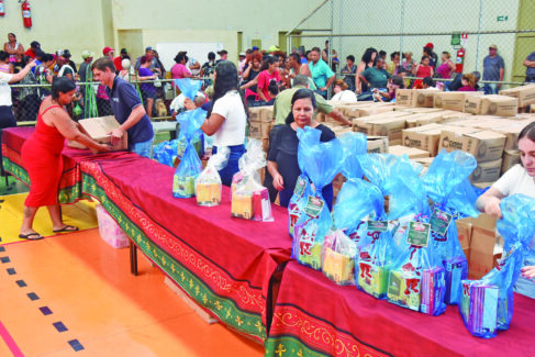 Entrega de cestas de Natal começa para famílias cadastradas