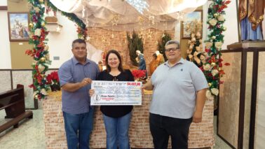 Os padres Thiago Reis e Francisco Silva, que são pároco e vigário da Paróquia do Bom Jesus, realizaram a entrega do cheque no valor de R$ 54.497,00 relativo ao valor de um carro que foi sorteado no último sábado (13)