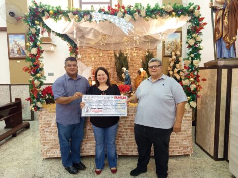 Os padres Thiago Reis e Francisco Silva, que são pároco e vigário da Paróquia do Bom Jesus, realizaram a entrega do cheque no valor de R$ 54.497,00 relativo ao valor de um carro que foi sorteado no último sábado (13)