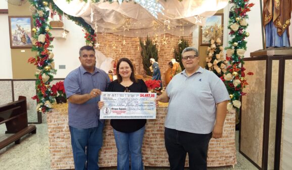 Os padres Thiago Reis e Francisco Silva, que são pároco e vigário da Paróquia do Bom Jesus, realizaram a entrega do cheque no valor de R$ 54.497,00 relativo ao valor de um carro que foi sorteado no último sábado (13)